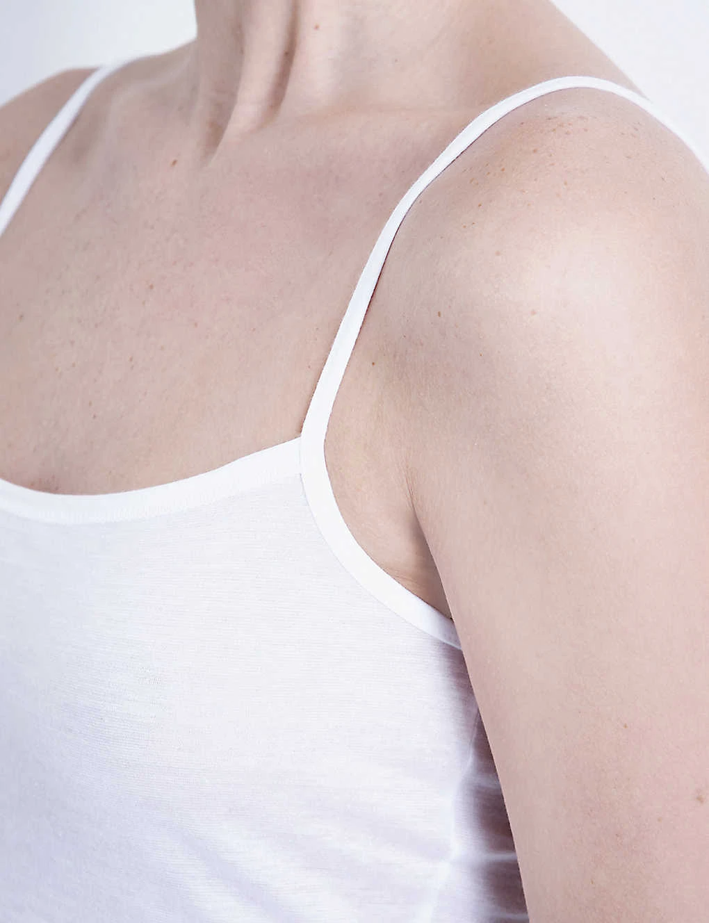HANRO Ultra-light Spaghetti Top - Image 5